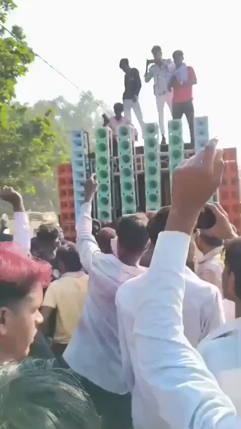 रायबरेली: मूर्ति विसर्जन के दौरान भिड़े दो गुट, तलवारबाजी का वीडियो वायरल