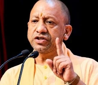सीएम योगी का अखिलेश यादव पर तीखा हमला, बोले- 'सिंहासन विरासत में मिलता है, ज्ञान नहीं'
