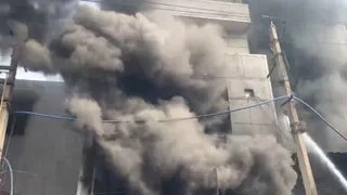 Delhi के नरेला में जूता फैक्ट्री में भीषण आग, 17 दमकल की गाड़ियां मौके पर पहुंचीं