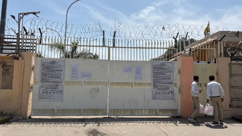 Noida में वेतन वृद्धि के बाद फैक्ट्रियों में लौटे मजदूर, कई औद्योगिक इकाइयों ने फिर शुरू किया काम